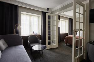 - un salon avec un canapé et un lit dans l'établissement Hotel Skt. Annæ, à Copenhague