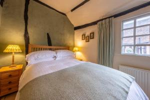 Postel nebo postele na pokoji v ubytování Medieval cottage in rural village - Duke's Lodge