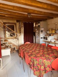 a room with a table and chairs and a kitchen at La Halte des Bateliers et des Vignobles in Rochefort-sur-Loire