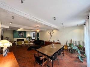 - un salon avec une table et un canapé dans l'établissement Villa Jeanne&Clems, à Mirepoix-sur-Tarn