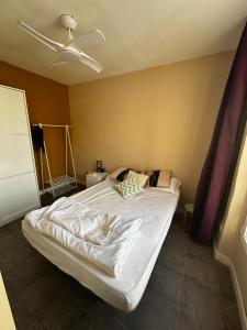 sypialnia z dużym łóżkiem i wentylatorem sufitowym w obiekcie Apartment City Centre w Alicante