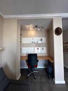 biuro z biurkiem i krzesłem w obiekcie Apartment City Centre w Alicante
