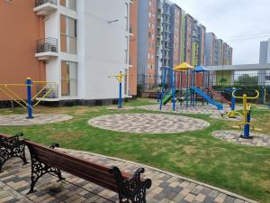 un parque con banco y parque infantil en Apartamento con excelente vista, en Cúcuta