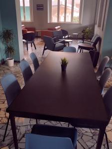 una sala conferenze con tavolo e sedie di Hotel Alabama by ALEhotels a Rimini