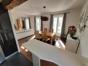 cocina y sala de estar con mesa y sillas en Piso muy amplio y céntrico con vistas a la bahia, en Santander