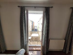 Habitación con puerta que da a un balcón. en Piso muy amplio y céntrico con vistas a la bahia, en Santander