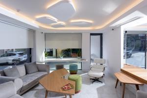 ein Wohnzimmer mit einem Sofa und einem Tisch in der Unterkunft Iraklion Hotel in Iraklio
