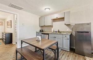 Una cocina o zona de cocina en Modern & Cozy 1BR haven-near Bishop Arts District!