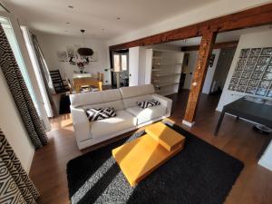 sala de estar con sofá blanco y mesa en Piso muy amplio y céntrico con vistas a la bahia, en Santander
