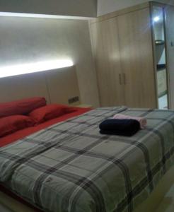 Ліжко або ліжка в номері Hani Apartemen Simpang lima