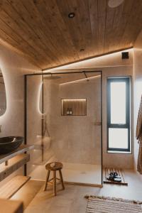 baño con ducha, banco y mesa en Modern log cabin with hot tub, en Newtown