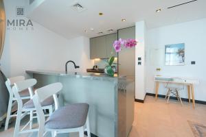 Kuchyň nebo kuchyňský kout v ubytování Mira Holiday Homes - Serviced 1 bedroom in Business Bay