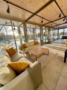 ein Wohnzimmer mit zwei Sofas und einem Tisch in der Unterkunft Inovatorių slėnis/ Innovators' valley in Antalieptė