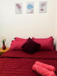 Ένα ή περισσότερα κρεβάτια σε δωμάτιο στο Ennys Homestay Port Dickson 2 Bedroom with pool