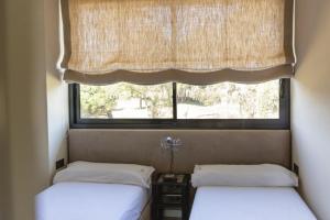 two beds in a small room with a window at Emporda Golf 30 2-1 in Gualta +39 photos