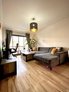 un soggiorno con divano e TV di Riverview Apartment a Dublino