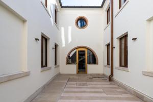 un couloir vide avec une porte dans un bâtiment dans l'établissement Acca Hotel, à Venise