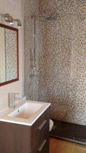 a bathroom with a sink and a shower at Apartamento Portocelo, en Marín (Pontevedra) in Marín