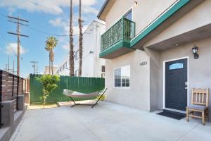 een veranda met een stoel, een deur en een hek bij NoHo by AvantStay North Hollywood Townhome in Los Angeles