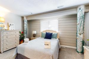 維吉尼亞海灘的住宿－Beach Shell-A，一间卧室,卧室内配有一张大床