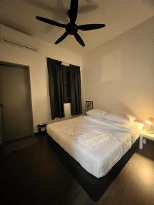 een slaapkamer met een bed en een plafondventilator bij NNI HOMESTAY in Bangi