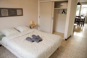 - une chambre avec un lit doté d'une cravate dans l'établissement El Solà - Appartement avec accès jardin, à Corneilla-de-Conflent