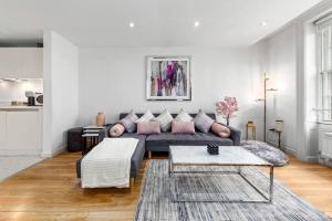 sala de estar con sofá y mesa en 3 Bedroom Apartment in Haymarket Central London Sleep 10 HY2, en Londres
