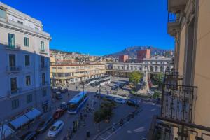 vistas a una calle de la ciudad con coches y edificios en B&B Salerno Centrale, en Salerno