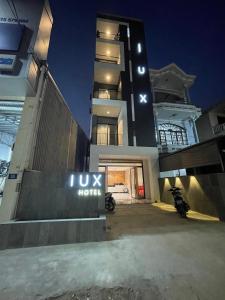 LUX hotel في Thôn Lại Thê: مبنى فيه لافته فندق عايجيل امامه