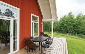 Κήπος έξω από το Awesome Home In Holmsjö With Wifi