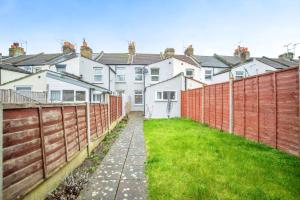 a row of houses behind a fence at 3 bedroom-Contractors-Professionals in Gillingham