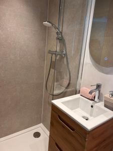 een badkamer met een douche en een wastafel bij Amsterdam Beach Apartment 80 in Zandvoort