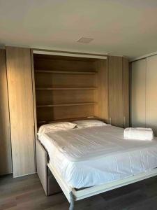 Schlafzimmer mit einem großen Bett mit einem Kopfteil aus Holz in der Unterkunft Elegante Loft en San Juan Playa in Alicante