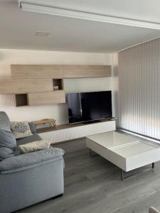 sala de estar con sofá y mesa de centro en Elegante Loft en San Juan Playa en Alicante