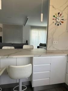 - une cuisine avec un bureau avec un miroir et une chaise dans l'établissement Elegante Loft en San Juan Playa, à Alicante