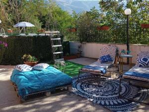 un patio con 2 camas y una escalera y sillas en Apartment in Gallinaro with stunning views, en Gallinaro