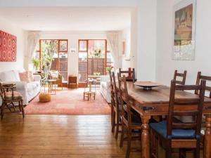 Restoranas ar kita vieta pavalgyti apgyvendinimo įstaigoje Pass the Keys - Mediterranean Garden Home