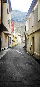 een lege straat in een steeg tussen twee gebouwen bij Lilleheim in Mostar