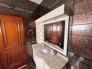 a bathroom with a sink and a mirror at Suíte de Luxo no centro, com hidromassagem e closet in Sinop
