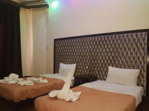 Voodi või voodid majutusasutuse Cairo Paradise Hotel toas