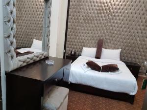 Voodi või voodid majutusasutuse Cairo Paradise Hotel toas
