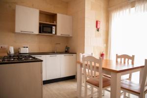Kuchyň nebo kuchyňský kout v ubytování Ta' Pupa Farmhouse - Sannat + 18 fotografií