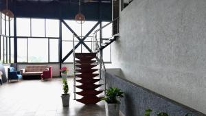 a spiral staircase in a building with a living room at Hotel La Gran Estaciónag in Armenia