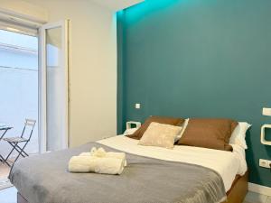 a bedroom with a bed with two towels on it at Luminoso, con patio y buena zona in Madrid