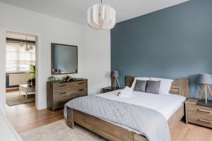 1 dormitorio con 1 cama grande y TV en Evere EU Residence, en Bruselas
