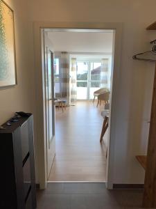un couloir avec une porte menant à un salon dans l'établissement Ferienwohnung Ostseeglück, à Boltenhagen