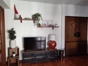- un salon avec une commode et une télévision à écran plat dans l'établissement MadreSila Home, à Camigliatello Silano