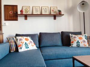 - un canapé bleu avec des oreillers dans le salon dans l'établissement MadreSila Home, à Camigliatello Silano