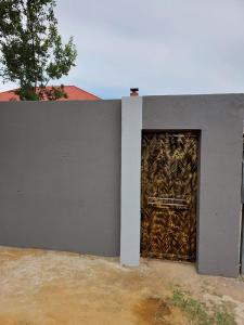 eine Wand mit einer goldenen Tür an der Seite eines Gebäudes in der Unterkunft BERG STREET APARTMENTS in Johannesburg