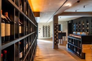 une salle remplie de nombreuses bouteilles de vin dans l'établissement Palatial Suites, à Braga